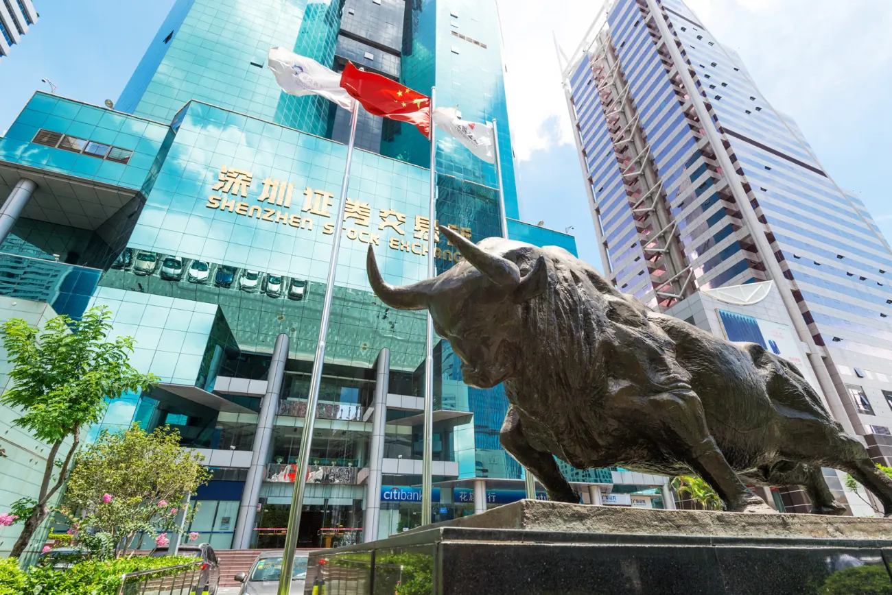 Bull statue outside a stock exchange